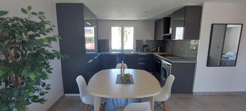 Marseillan Apartment | Phare View
