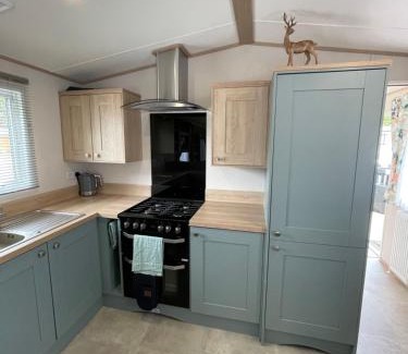 Swarland Villa | Pheasant's Hollow - 2 bed hot tub lodge with free golf, NO BUGGY
