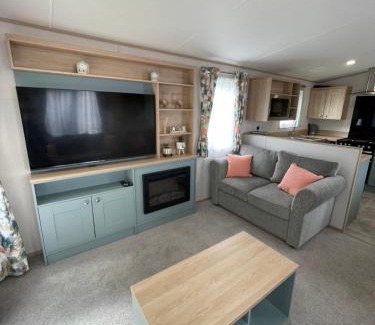 Swarland Villa | Pheasant's Hollow - 2 bed hot tub lodge with free golf, NO BUGGY