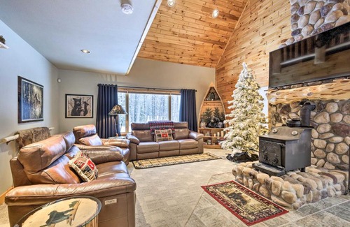 Phelps House | Phelps Cabin on 26 Acres with Fire Pit!