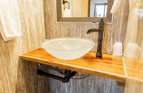 Phelps Hotel | Phelps Lakeview Lodge Room #1 - Pet Friendly