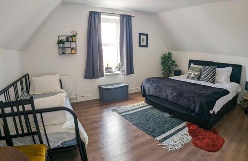 Grangetown Apartment | Phenix Central - Huge 3 Bed, Super Equipped Apartment.