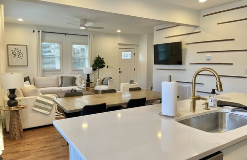 Fuquay-Varina House | Phenomenal in Fuquay-Sleeps 11- Weddings, Pets, Minutes to High Grove Estates!
