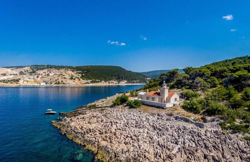 Cove Basina (Jelsa) Apartment | Phenomenal Pucisca Villa Lighthouse St Nicholas 2 Bedrooms Floor Heating & Private Jacuzzi