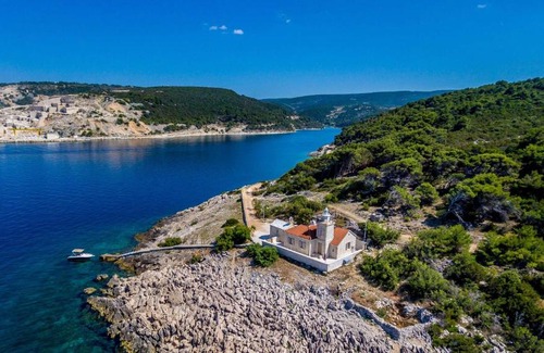 Cove Basina (Jelsa) Apartment | Phenomenal Pucisca Villa Lighthouse St Nicholas 2 Bedrooms Floor Heating & Private Jacuzzi
