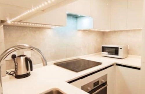 Carshalton Central Apartment | Phlox Garden Flat 1
