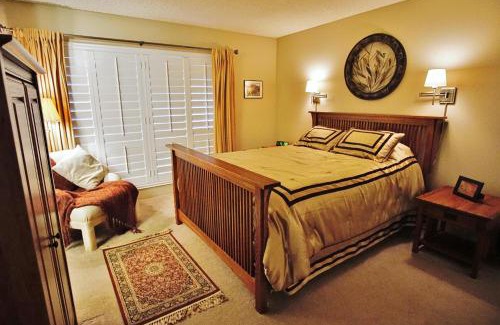 Cloisters Apartment | Phoenix Abode with Pool Access Walk to Fashion Park