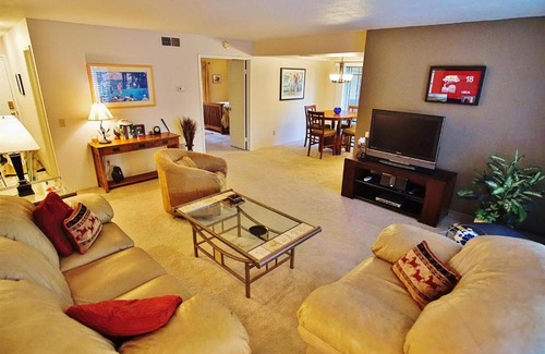 Cloisters Apartment | Phoenix Abode with Pool Access Walk to Fashion Park