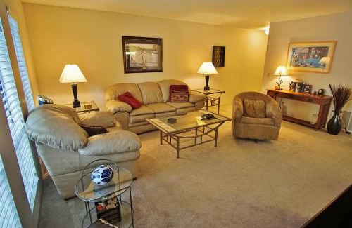 Cloisters Apartment | Phoenix Abode with Pool Access Walk to Fashion Park