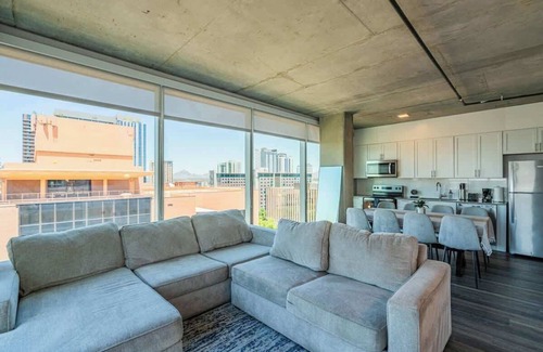 Downtown Phoenix Apartment | Phoenix Getaway+3BR+75"SmartTV+Pool+Downtown+Gym