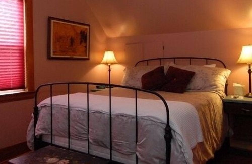 Stettler Bed & Breakfast | Phoenix House B&B