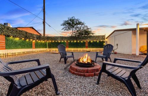Downtown Phoenix House | Phoenix Retreat - 1 Bedroom King Suite with 2 Smart TVs - 10 min from Airp - Unit B