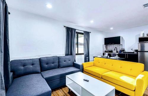 Downtown Phoenix House | Phoenix Retreat - 1 Bedroom King Suite with 2 Smart TVs - 10 min from Airp - Unit B