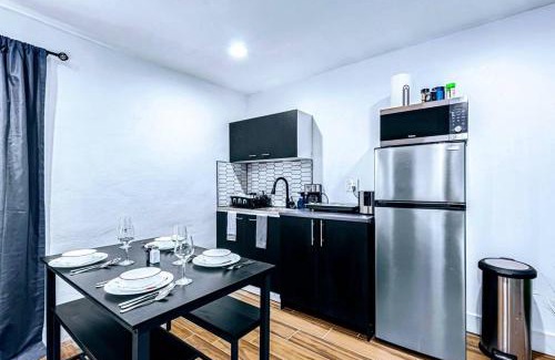 Downtown Phoenix House | Phoenix Retreat - 1 Bedroom King Suite with 2 Smart TVs - 10 min from Airp - Unit B