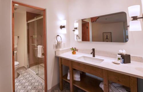 Downtown Santa Fe Hotel | Piñon Court by La Fonda