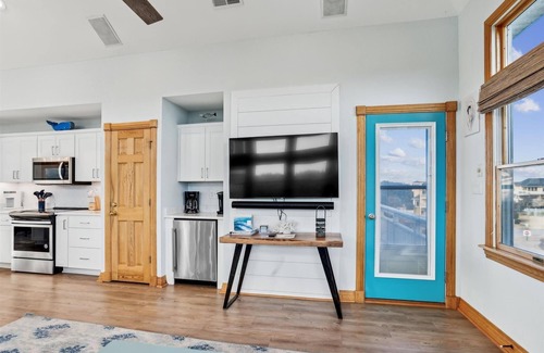 Pine Island House | PI-4 "Don't Blink" Saturday-Saturday Private pool! Hot tub! Minutes to the beach!