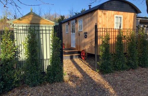 Thetford Apartment | Piano Forte - a delightful rural shepherd hut & hot tub available !