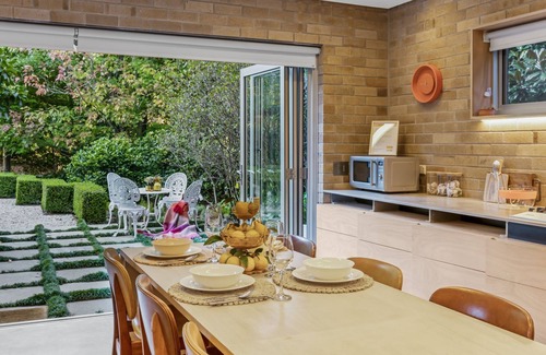 Blackheath House | Piano House is Architecturally designed with manicured gardens and pet friendly