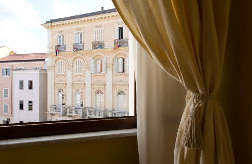 Santa Caterina House | Piazza Azuni 18 Guest House