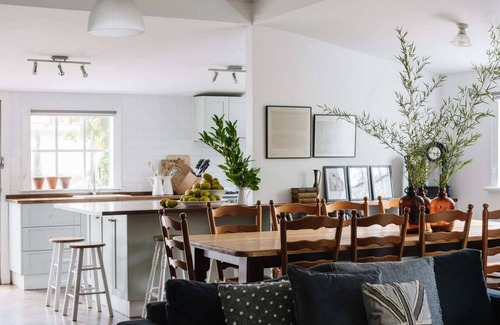 Daylesford House | Piccadilly House Daylesford ~ Walk to main street!