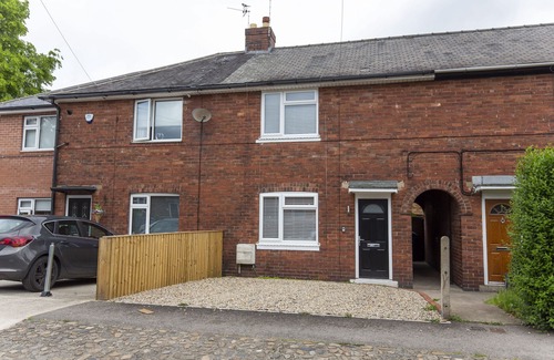 York Cottage | Piccadilly Place - 3 Bedroom House - sleeps 6 guests in 3 bedrooms