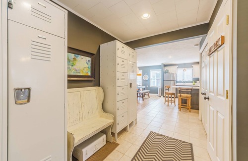 Douglas House | Piccolo Cottage - Great Location - Walking distance to Douglas Beach!