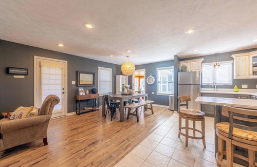 Douglas House | Piccolo Cottage - Great Location - Walking distance to Douglas Beach!