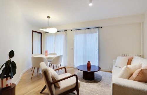 Quartier de l'Ecole-Militaire Apartment | Pick A Flat's Apartment in Saint-Germain - Rue de Sèvres