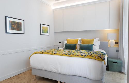 Saint-Thomas-d'Aquin Apartment | Pick A Flat's Apartment in Saint-Germain, Bon Marché - Rue de Babylone