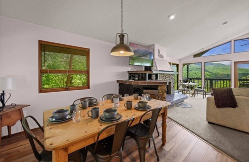 Gatlinburg - Pigeon Forge Cabin | Pickle Ball! Shuffleboard! Arcade! Hot Tub! Retro Nintendo! Fireplace! Views!
