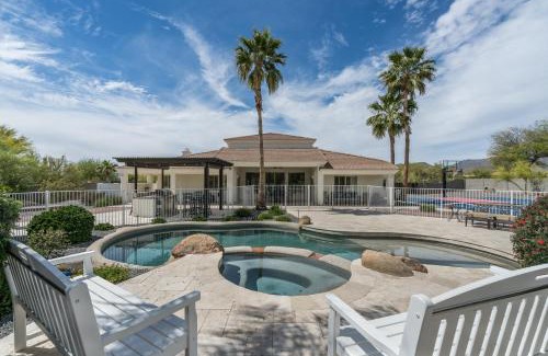 Paradise Heights House | Pickleball Cornhole Basketball Court Tons of space at Paradise Heights Retreat