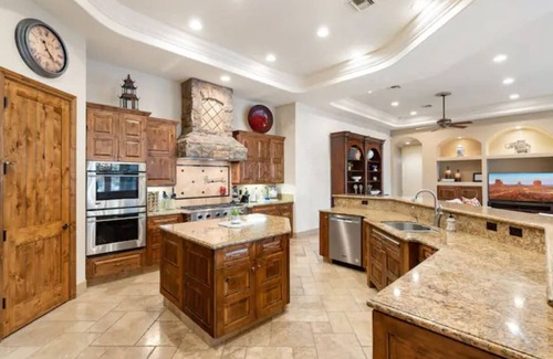 Mesa House | Pickleball, HotTub, Heated Pool, BBQ, Arcade Games