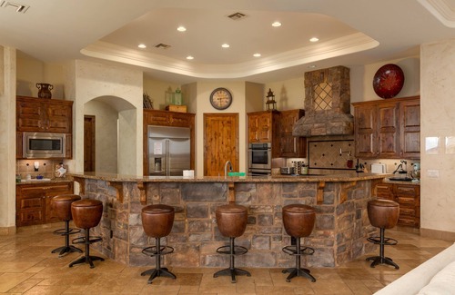 Mesa House | Pickleball, HotTub, Heated Pool, BBQ, Arcade Games