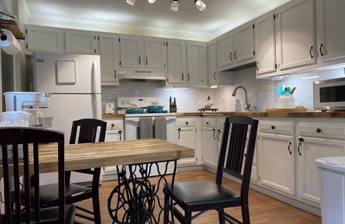 Roanoke House | Pickleball MountainBike Hike Fish /HotTub! 2 Bdrm 2 Bth Close to Downtown