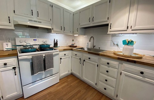 Roanoke House | Pickleball MountainBike Hike Fish /HotTub! 2 Bdrm 2 Bth Close to Downtown