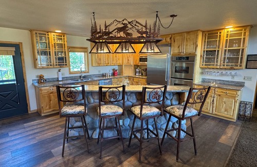 Grand Lake Cabin | PICKLEBALL, Pond and Powder, Welcome to Triple P! Gameroom Hot tub Dog friendly!