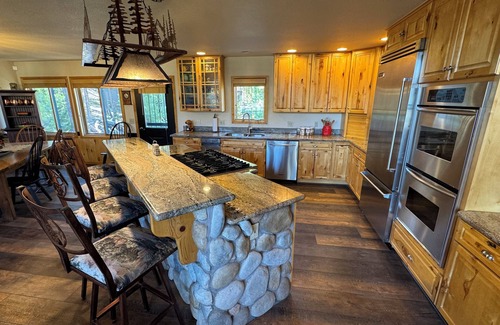 Grand Lake Cabin | PICKLEBALL, Pond and Powder, Welcome to Triple P! Gameroom Hot tub Dog friendly!