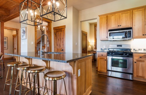 Leander House | Pickleball & Resort Style Pool - Lake Travis Hill Country Luxury Cabin @ Hollows