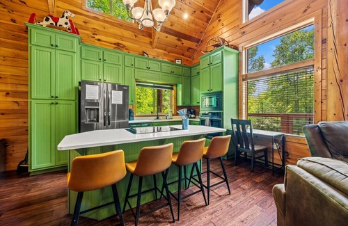 Gatlinburg - Pigeon Forge Cabin | Pickleball Retreat - Hot Tub, Game Room, Wi-Fi, Fire Pit, Pool - Easy Roads!