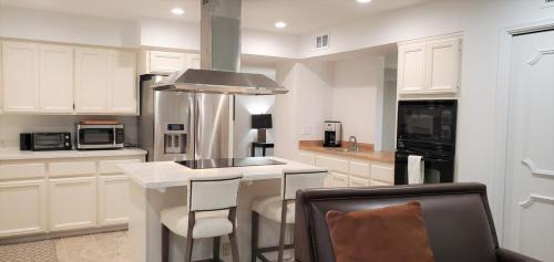 South Scottsdale House | Pickleball, Tennis, Pool Spa, Bike Trail, Private
