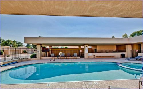South Scottsdale House | Pickleball, Tennis, Pool Spa, Bike Trail, Private