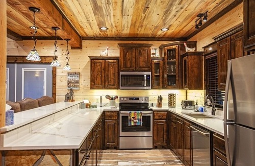 Broken Bow Cabin | Pickleberry Ridge Luxury Spa Retreat, Steam Room, 2 Masters, Elegant, Hot Tub