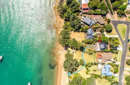 Surfdale House | Picnic Bay Vista - Be My Guest Waiheke