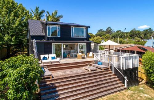 Surfdale House | Picnic Bay Vista - Be My Guest Waiheke
