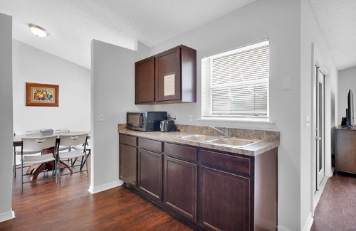 Westside House | ~Picnic Paradise Sleeps 8 Grill & More!~