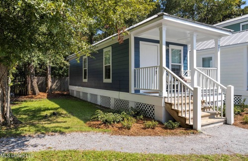 Ocean Springs Cottage | Picture book community in Downtown