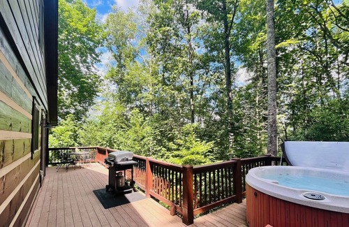Boone Cabin | Picture Perfect Log Cabin Hot tub, Gameroom, Firepit, Wifi, 3BR's plus Loft