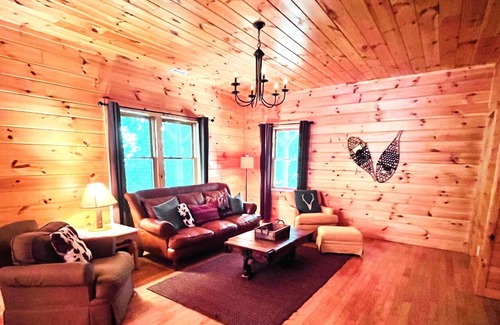 Boone Cabin | Picture Perfect Log Cabin Hot tub, Gameroom, Firepit, Wifi, 3BR's plus Loft