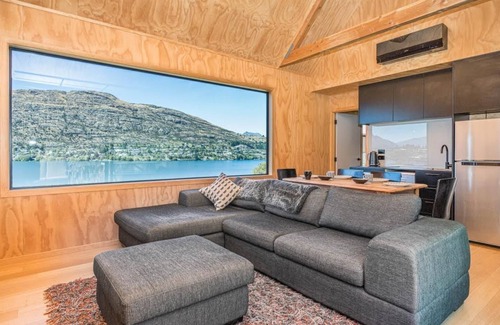 Frankton House | Picture Perfect - Queenstown Holiday Home