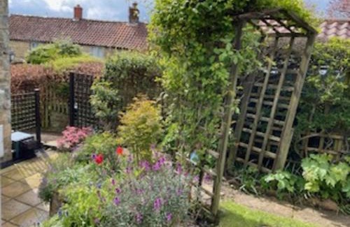Ampleforth House | Picturesque Stone Cottage in the Heart of North Yorkshire Village - Hideaway Cottage